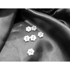 dekorációs műanyag gomb /apró virág (1,1cm×1,1cm) /fehér